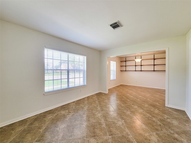 Building Photo - 2115 Forest Oaks Dr