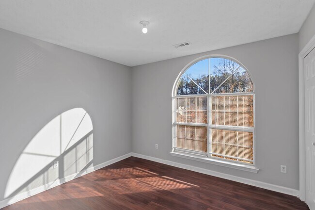 Building Photo - Spacious Home in Prime Location