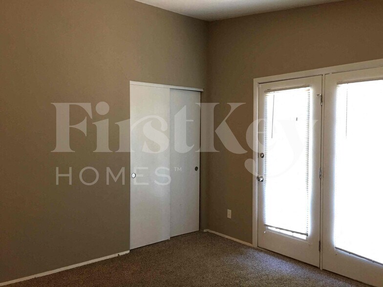 Building Photo - 2560 Pheasant Dr