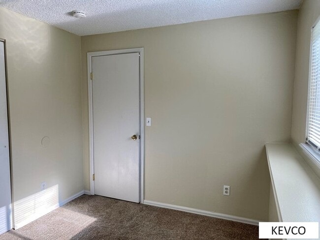 Building Photo - Beautiful Three Bedroom Home!