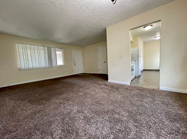 Building Photo - Montavilla 2 Bedroom Upstairs Apartment w/ A/C and Off Street Parking~ PETS WELCOME! 95 Walkscore