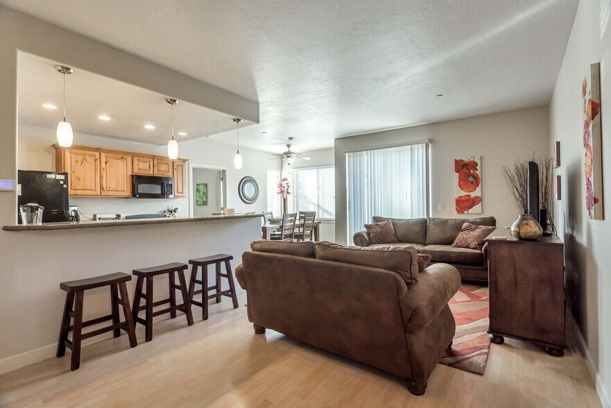 Building Photo - 606 W S Temple St