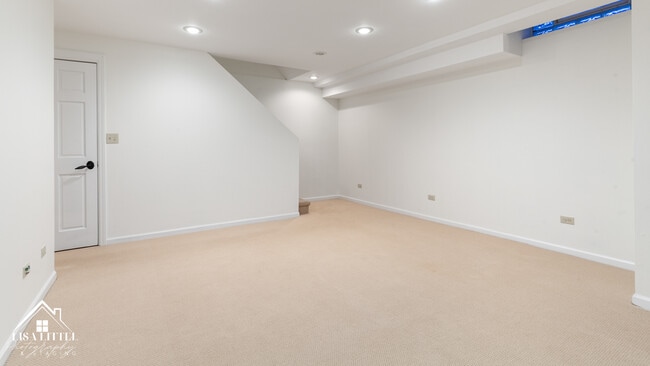 Building Photo - 2S661 Ave Normandy W