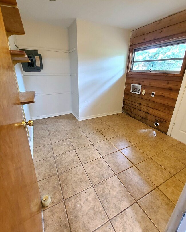 Building Photo - 2315 Pine Crest Dr