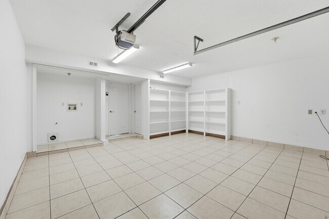 Building Photo - 18385 Ten Oaks Ct