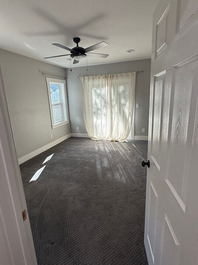 Building Photo - PLEASE TEXT FOR A PRIVATE SHOWING 334-513-7595