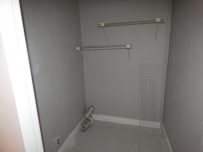 Building Photo - 98 Maple St