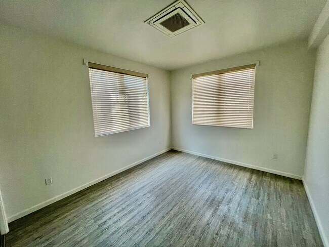Building Photo - 4540 Ingraham St