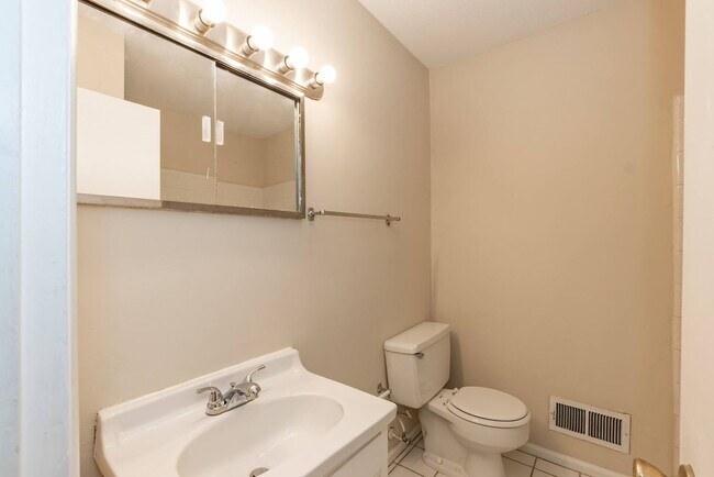 Building Photo - Two Bedroom End Unit Home!