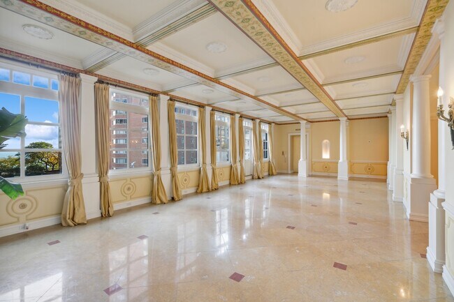 Building Photo - 1353 N Astor St