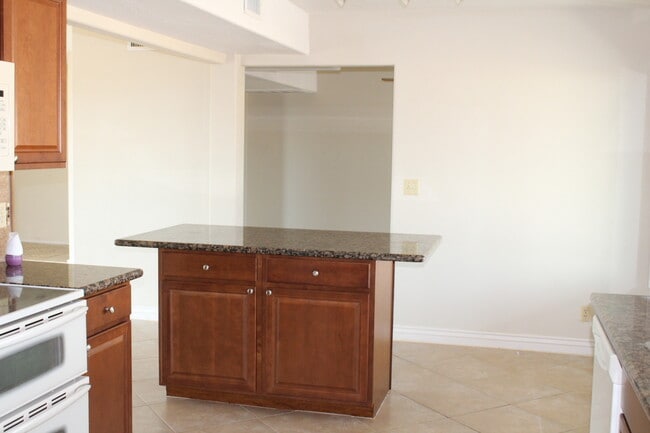 Building Photo - Remodeled 3 Bed 2 Bath Long Term Rental!