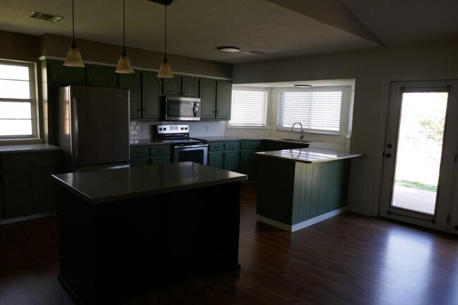 Building Photo - 2315 NE Village Dr