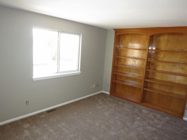 Building Photo - 3 bedroom / 3 bathroom / 3 car garage!