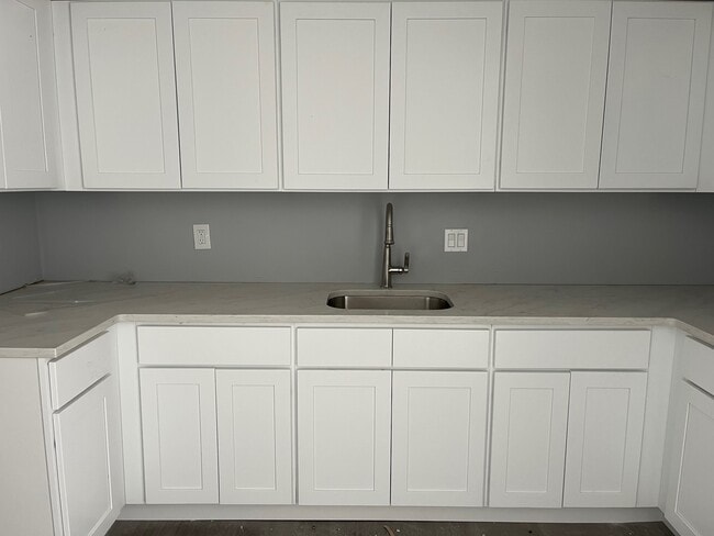 Building Photo - 20-30 Peck St