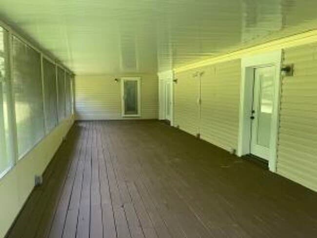 Building Photo - A Getaway Near the Lake- 3 Bedroom, 2 Bath...