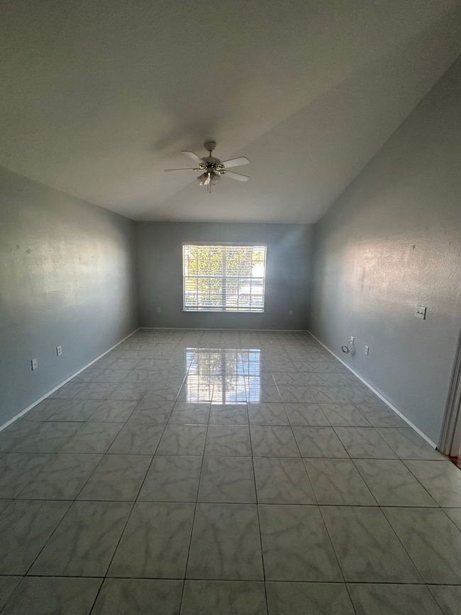 Building Photo - South Lakeland Rental!