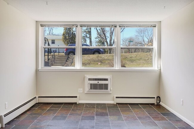 Building Photo - Remodeled Garden 2 bedroom