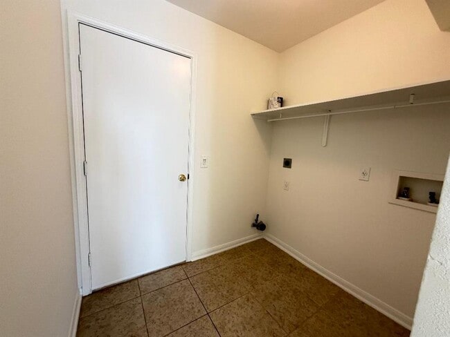 Building Photo - 1913 Overland Dr