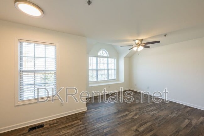 Building Photo - 215 Morris Ln