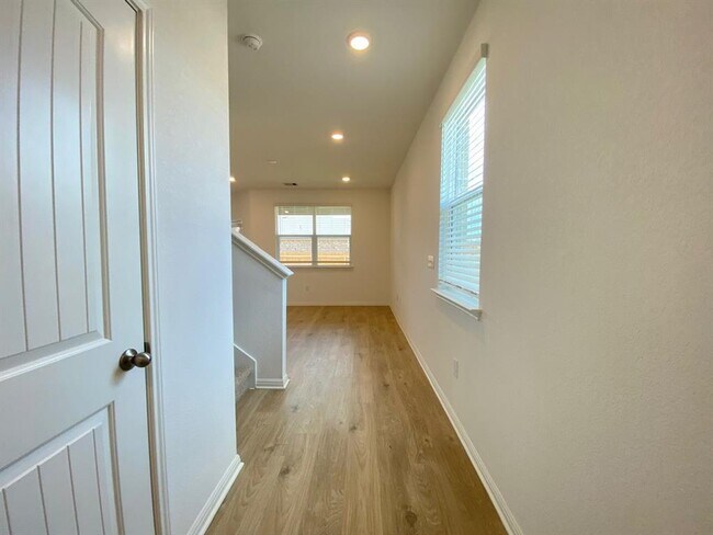 Building Photo - 408 Brody Ln