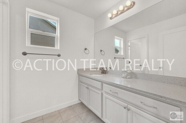 Building Photo - Single Family Home in Bluffdale!