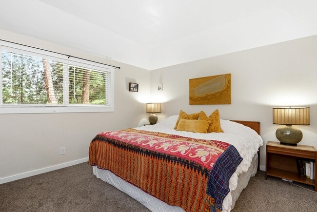 Building Photo - SW Bend Reverse-Living Home on .36 Acres | 5 Bedrooms | 3 Bathrooms