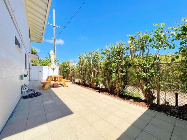 Building Photo - Dog Friendly 2/2 Kailua Duplex with one off-street parking!