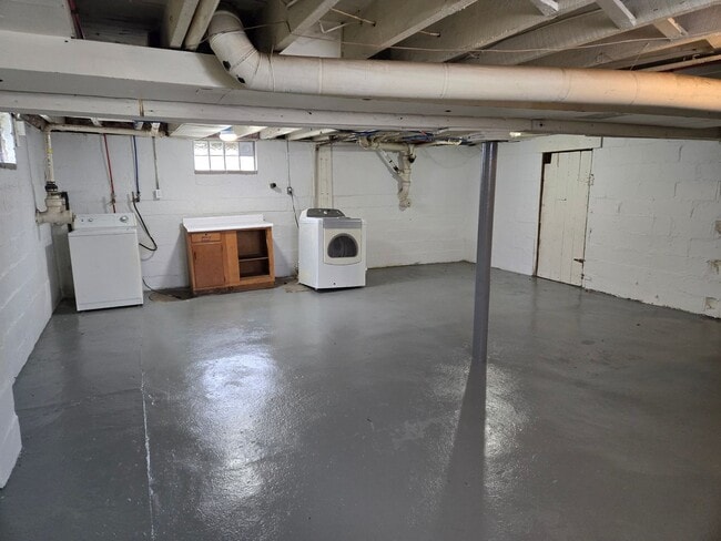 Building Photo - 1343 E. Broadway. House with basement and ...