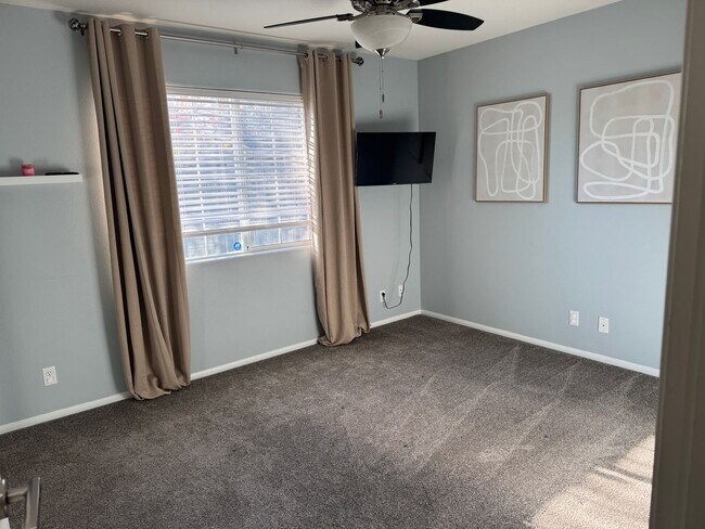 Building Photo - Spacious, updated and inviting