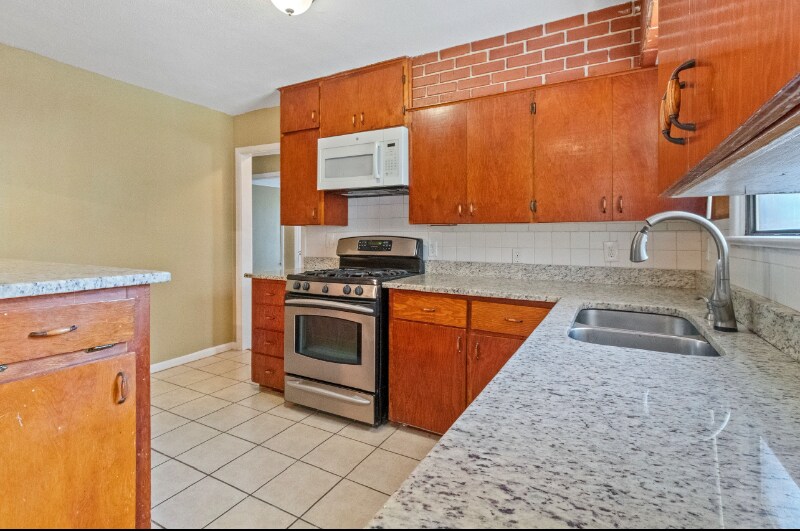 Building Photo - 10911 Visalia Dr