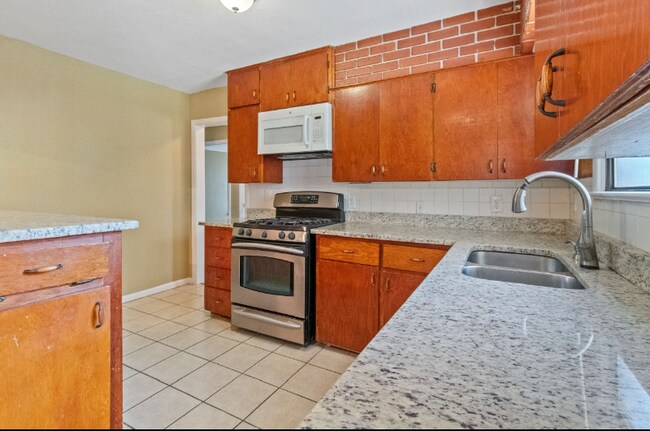 Building Photo - 10911 Visalia Dr