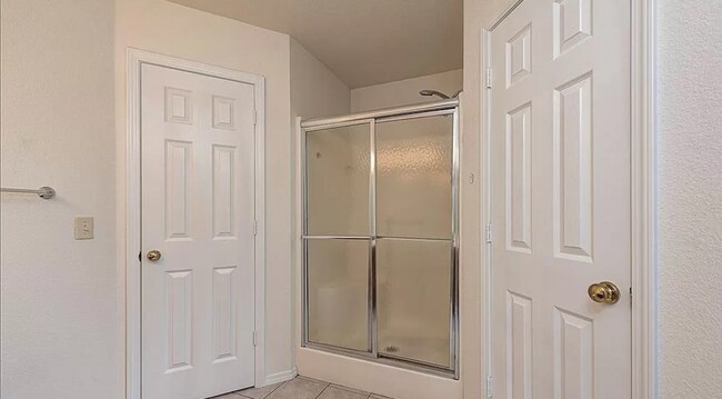 Building Photo - Beautiful 3 Bedroom, 2 Bathroom Home in Ce...