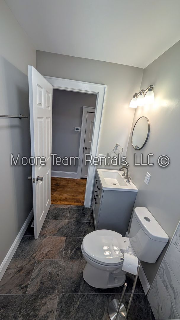 Building Photo - 906 White Pine Dr