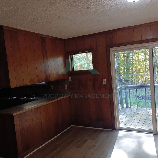 Building Photo - COMING SOON: Recently Renovated 2-Bedroom ...