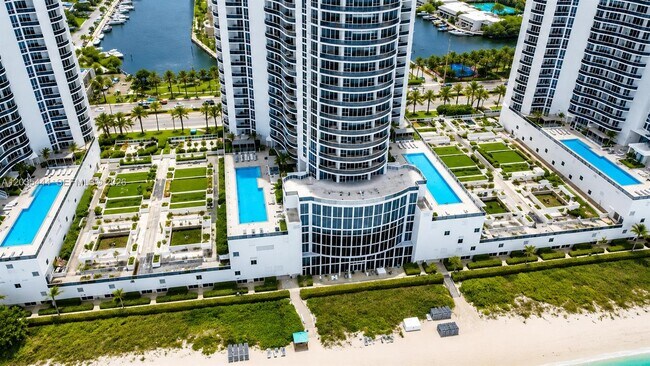 Building Photo - 15901 Collins Ave