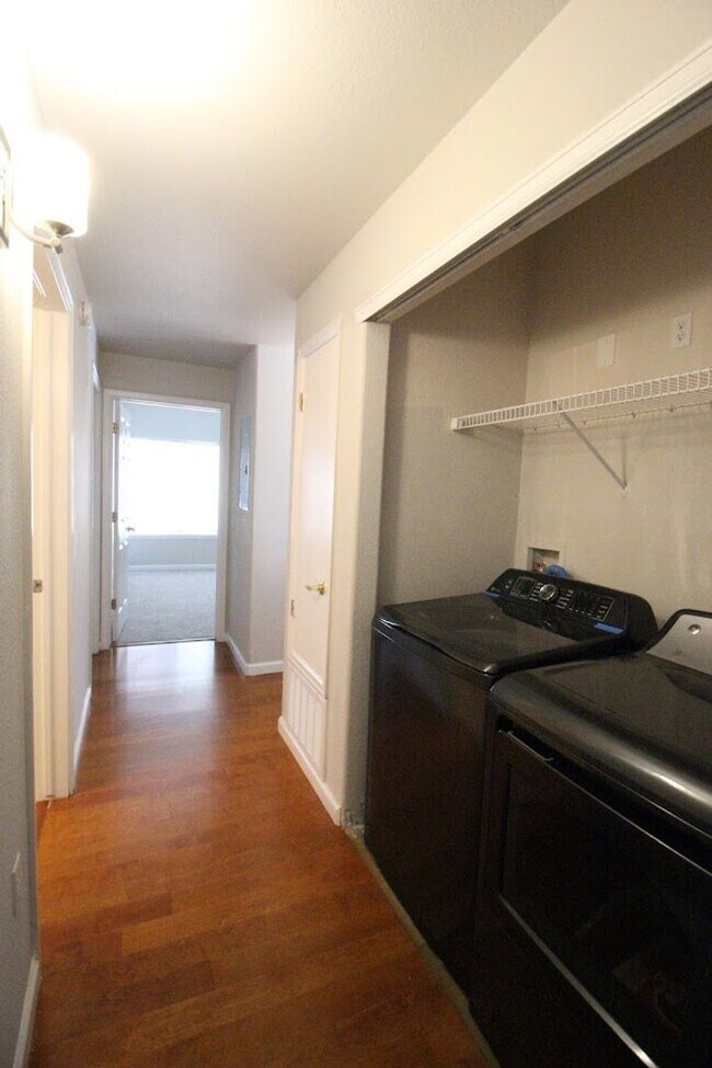 Building Photo - Long Realty & Property Management - 3 Bedroom Condo in Gated Community with Amenities