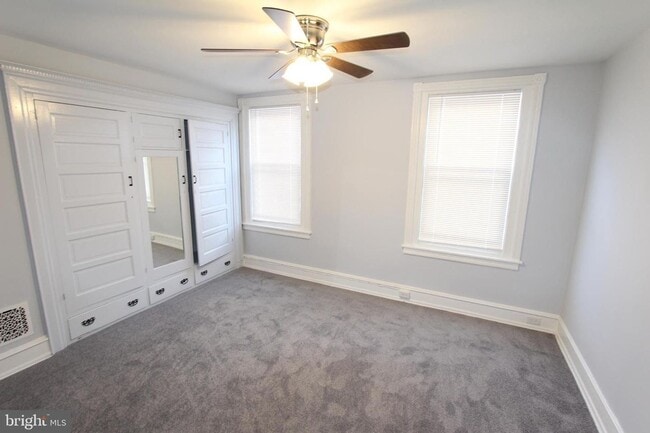 Building Photo - Beautiful Home - Parkside