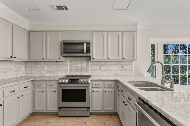 Building Photo - Beautiful 4 Bed 2.5 Bath Available Now!