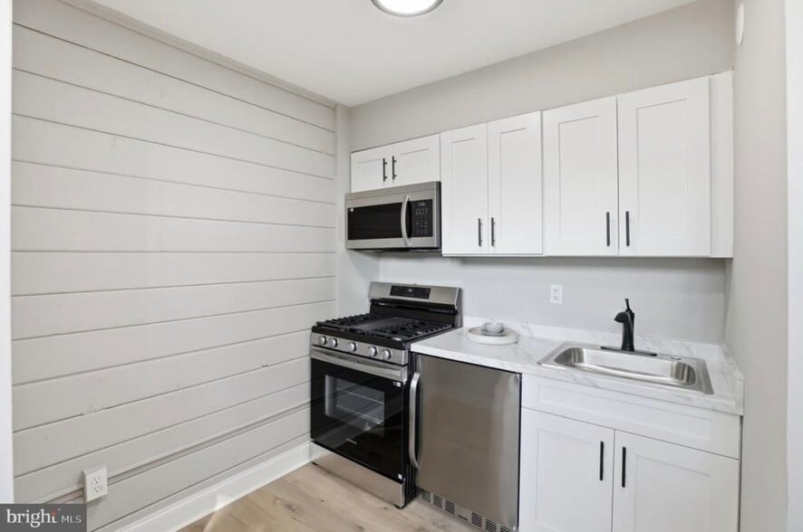 Building Photo - 421 Saint Margarets Dr