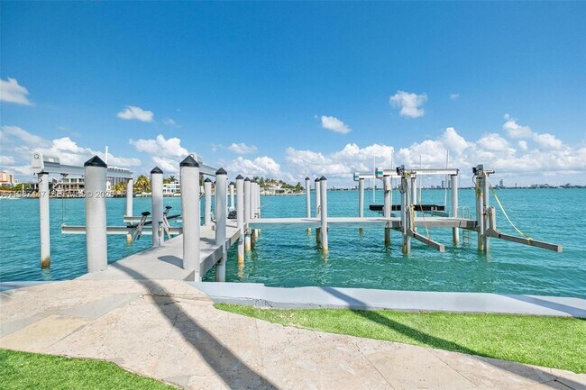 Building Photo - 1365 Bay Terrace