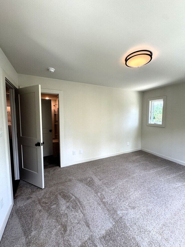 Building Photo - Move-In Special!! 1/2 Off First Month's Rent!!