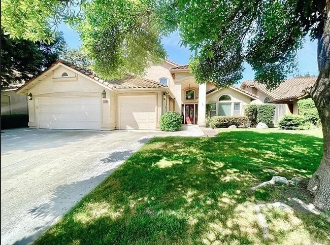 Building Photo - 4 Bedroom 2.5 bathroom 2 Story Home Naragh...