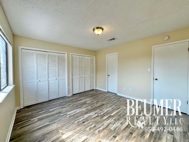 Building Photo - Townhome located minutes from beaches and NAS