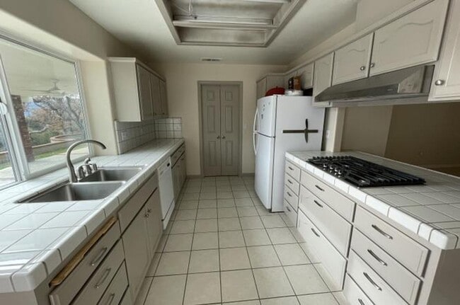 Building Photo - Large, well cared for, single family,  3/2 with Garage