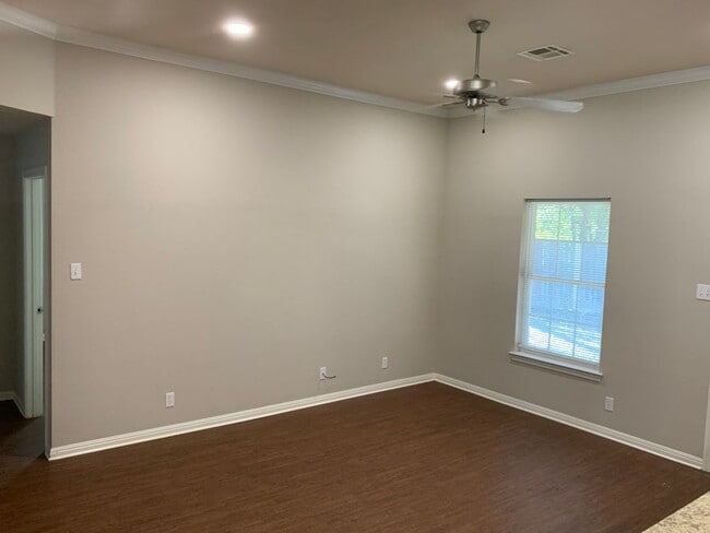 Building Photo - 3 bedroom 2 bath brick home