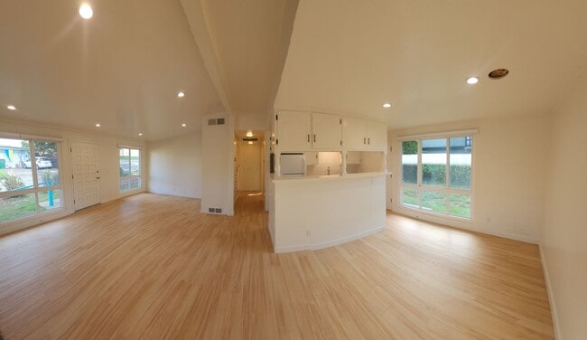 Building Photo - Cuesta By the sea cottage for Rent! Close ...