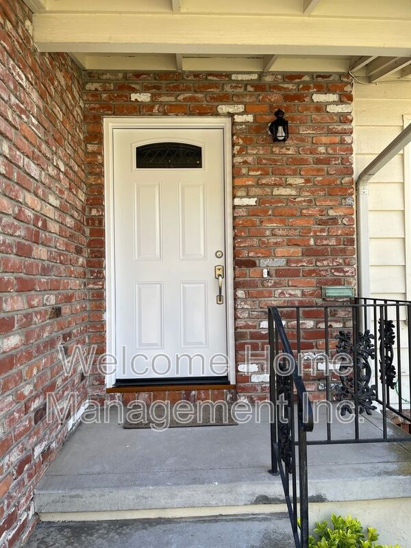 Building Photo - 16233 San Remo Dr