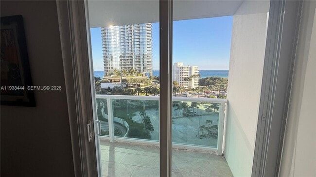 Building Photo - 100 Bayview Dr