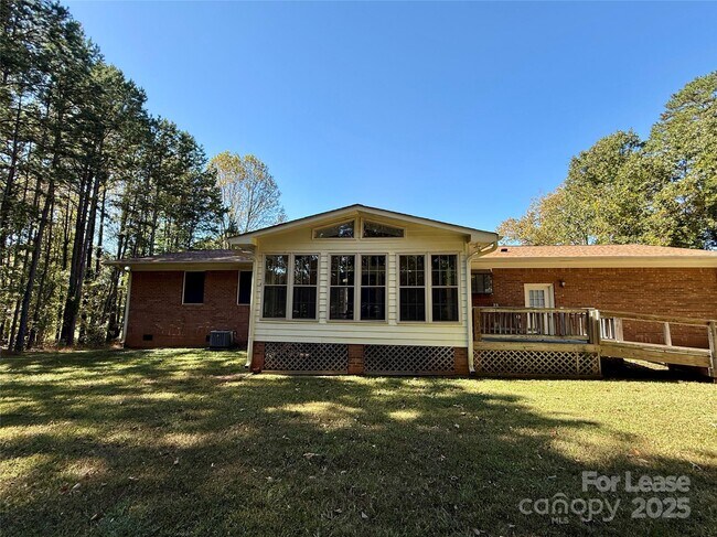 Building Photo - 925 Perth Rd