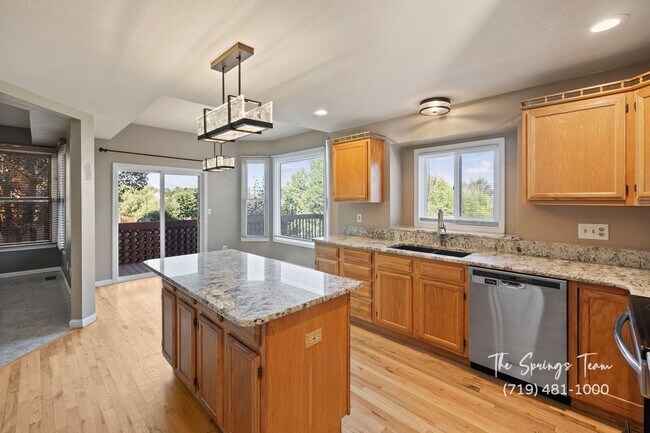 Building Photo - SPECTACULARLY HUGE 6BD HOME with PANORAMIC MOUNTAIN VIEWS - Security Deposit Waiver Available